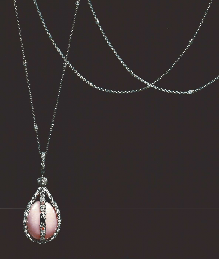 Edwardian piece (circa 1900) 23.5ct conch "pearl" set in a hinged platinum cage Edwardian piece (circa 1900) 23.5ct conch "pearl" set in a hinged platinum cage